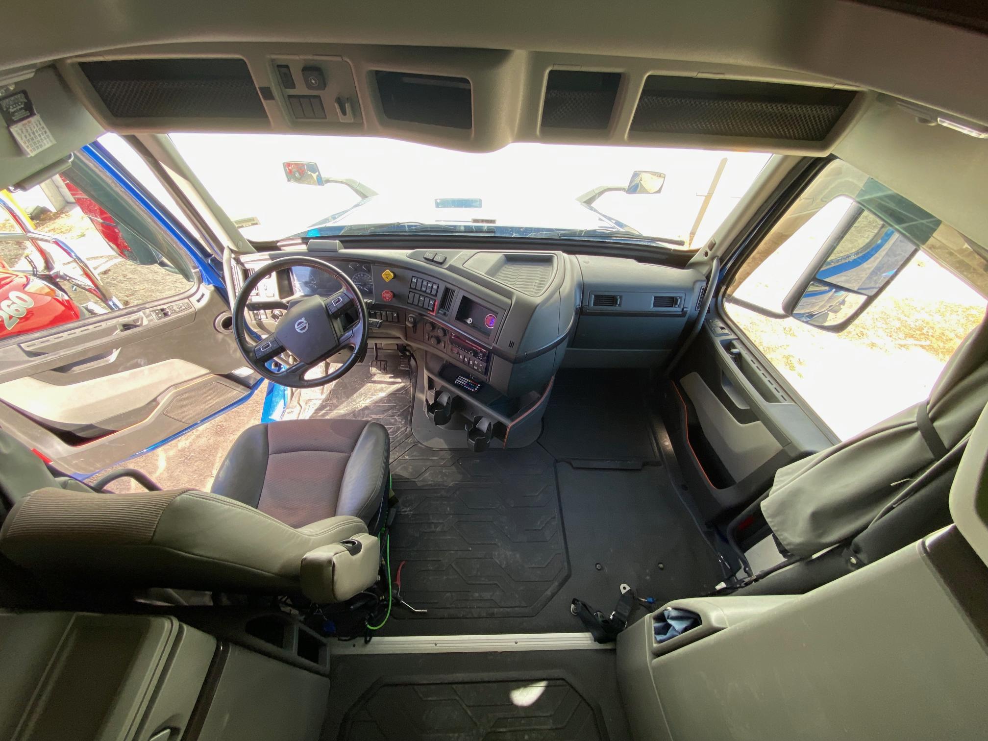 2021 VOLVO VNL - Image 13